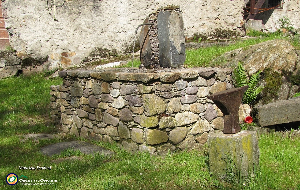 88 La fontana e l'incudine di Cornelli....JPG